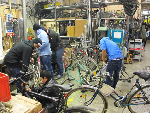 Gruppe-in-der-Werkstatt-500