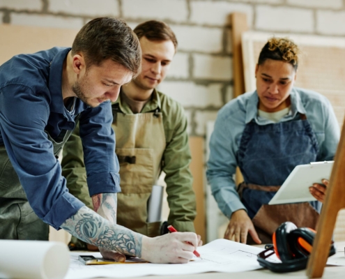 team-von-tischlern-in-der-werkstatt_236854-40144