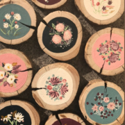 Holzliebe & Pinselglück – Baumscheiben bemalen