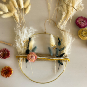 Blütenzauber & Sommerflair – Tür- & Wandkränze mit Trockenblumen