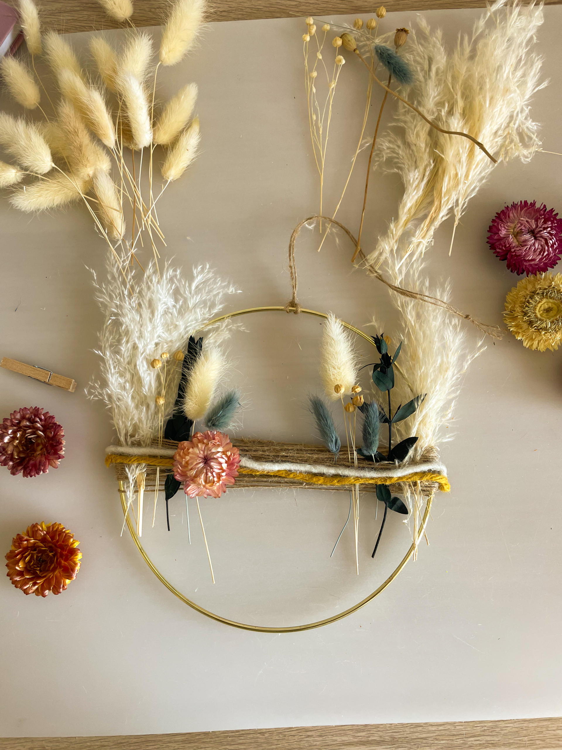 Blütenzauber & Sommerflair – Tür- & Wandkränze mit Trockenblumen